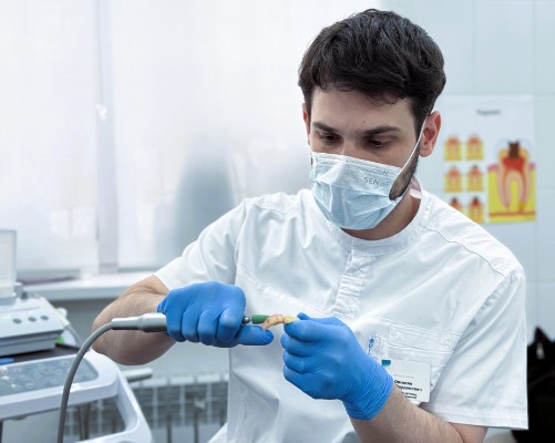 Многоэтапное лечение с применением адгезивных технологий: от устранения сколов до планирования тотального протезирования